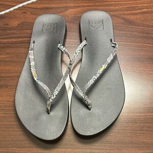 Reef Women's Black and Patterned Sandals